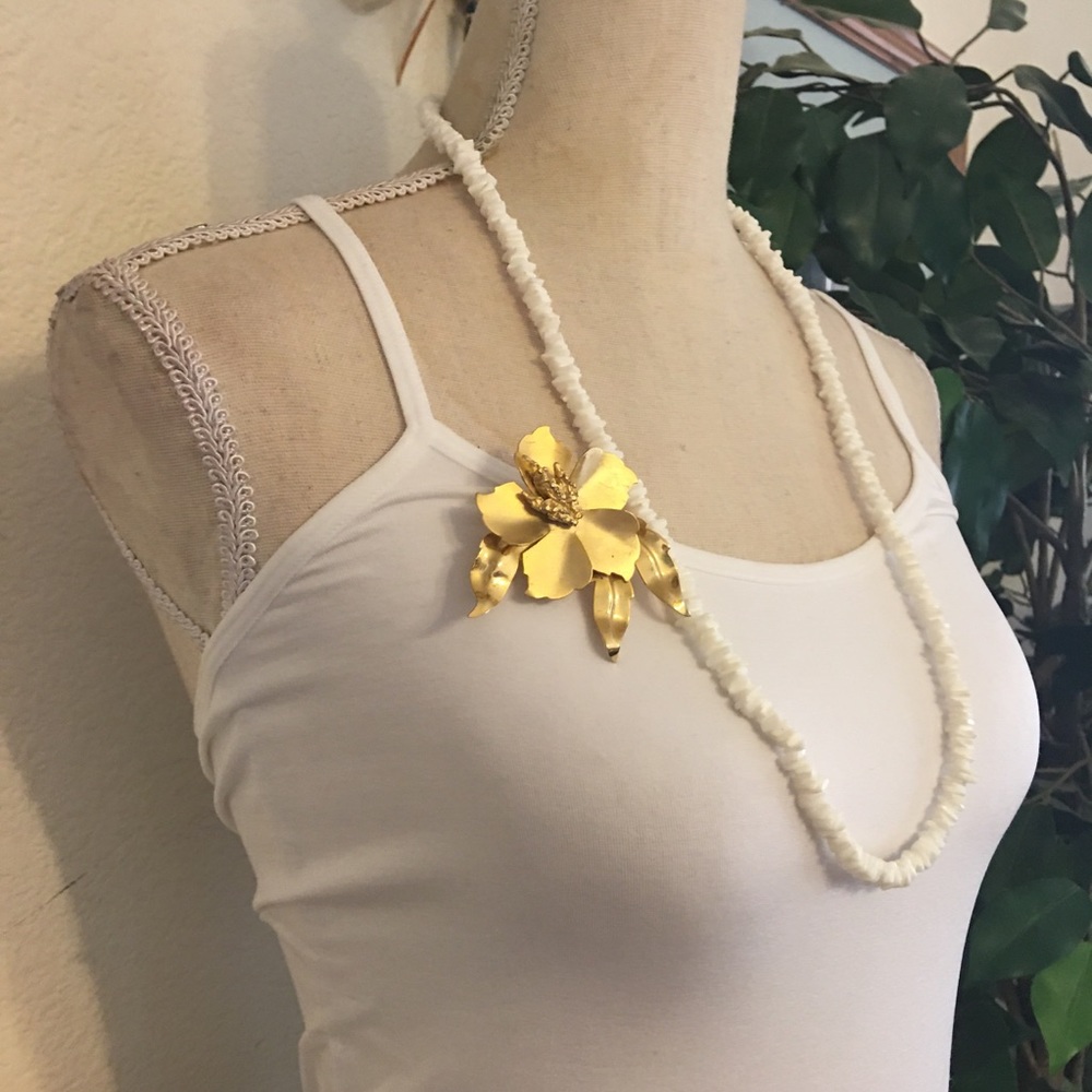 Vintage 80s gold tone flower brooch